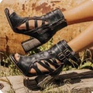 Freebird By Steven Tiara sandals In Black Multi